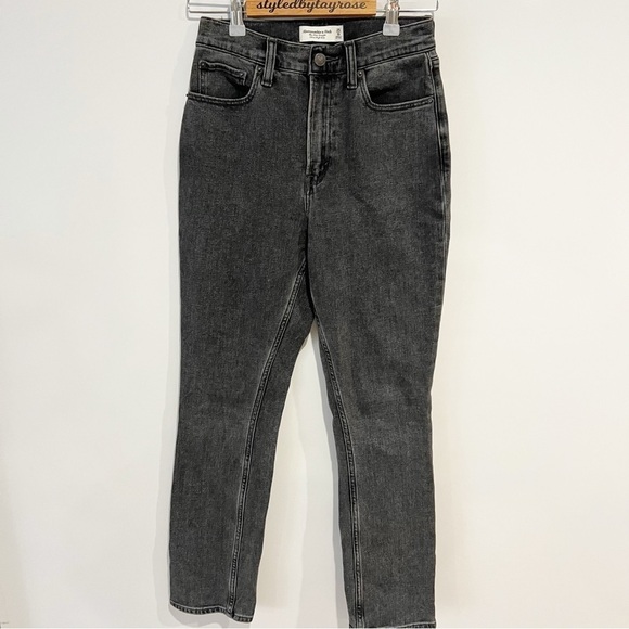 Abercrombie & Fitch Curve Love Ultra High Rise 90s Slim Straight Jean - Picture 6 of 11